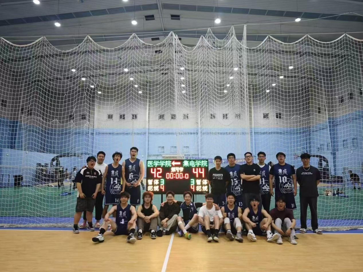 集成电路学院篮球队赛后合影