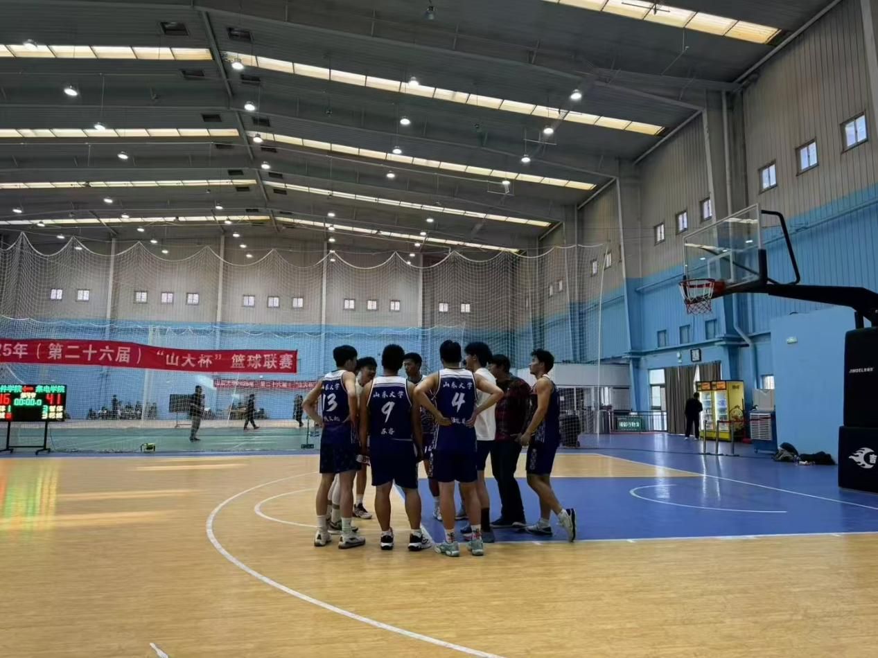集成电路学院篮球队赛场暂停